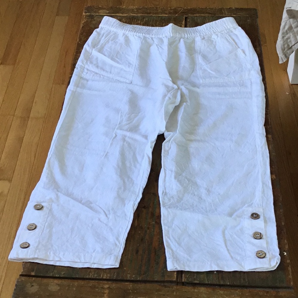 Women’s linen blend capris. Size medium
